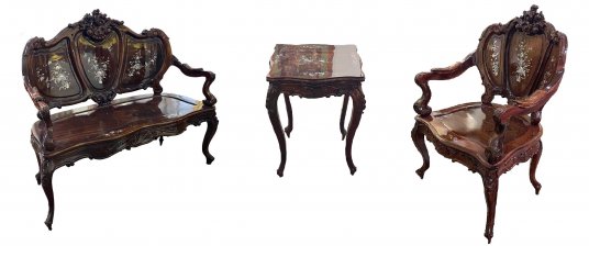 Набір меблів: Канапа, стілець, столик.